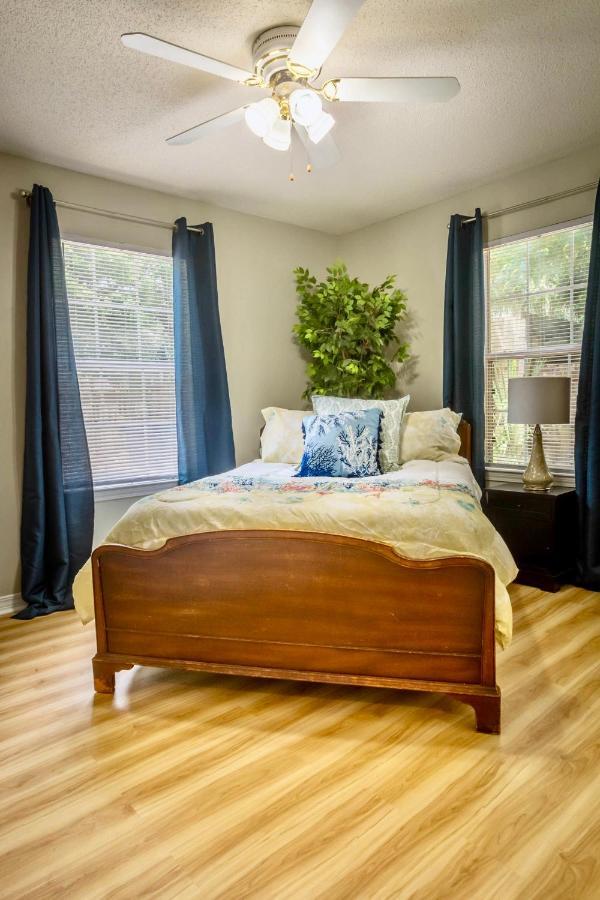 Life'S A Breeze! Updated 3B Home 10 Min To Beach! Gulf Breeze Exterior photo